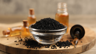 Was ist Schwarzkümmelöl? Vorteile, Anwendung und erstaunliche Wirkungen